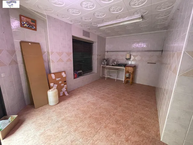 LOCAL ESQUINERO CON POSIBILIDAD DE CONVERSIÓN A VIVIENDA — 14