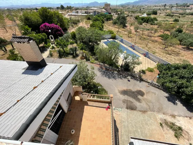 Chalet independiente con parcela de 12.000 m2 y piscina
