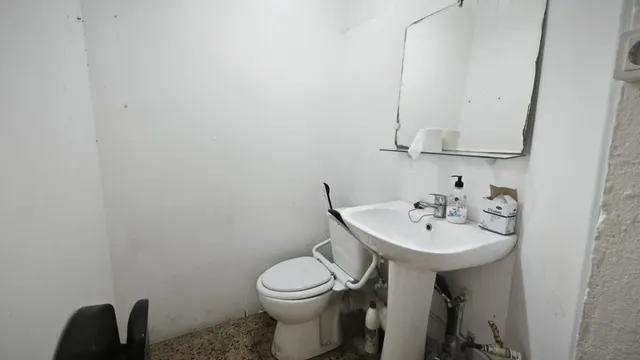 Local en venta para reformar en la calle Salinas, Vila de Gràcia. — 14