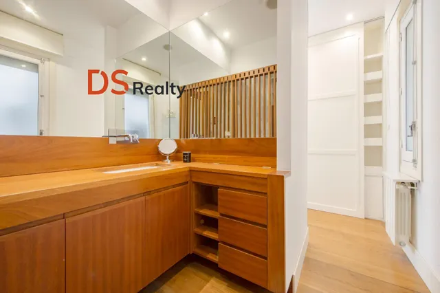 Ds realty presenta | vivienda exterior con tres balcones y terraza frente al templo de debod — 32