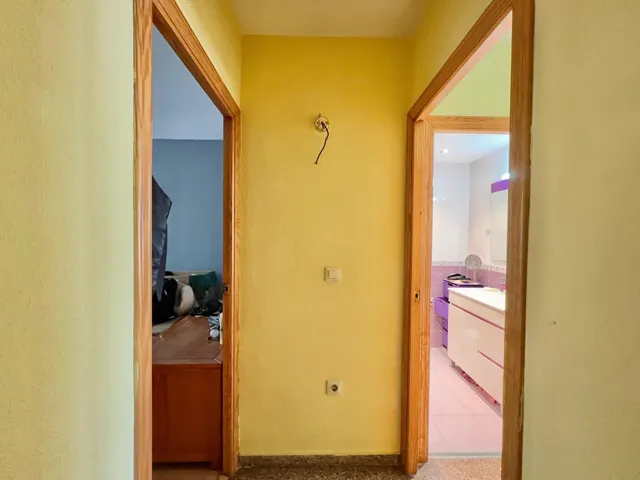 Apartamento céntrico y espacioso (89 m2 - 2.ª planta) con 4 dormitorios, balcón orientado al sur y a tan solo 550 m de la playa. — 9