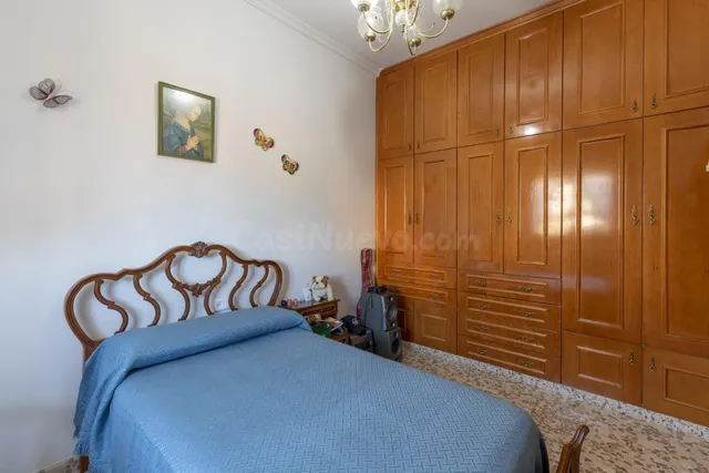 Casa en planta baja con cuatro naves y local — 19