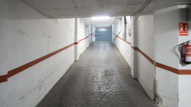 Garaje cerrado bien ubicado en zona Murillo y avd. Madrid de Petrer — 4