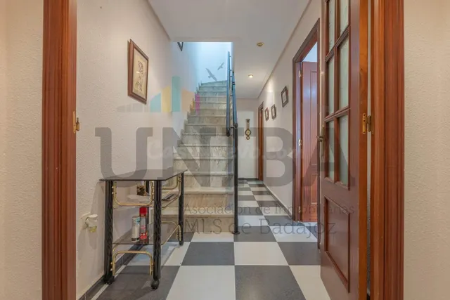 Casa de dos plantas con patios y azotea en Antonio Domínguez - foto 2