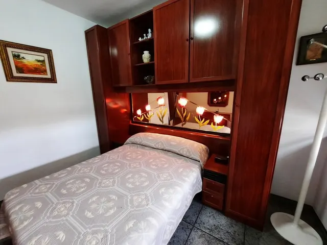 Casa esquinera, de 3 dormitorios, terraza, azotea. Dispone de 2 locales comenrciales. MUY CÉNTRICA — 21