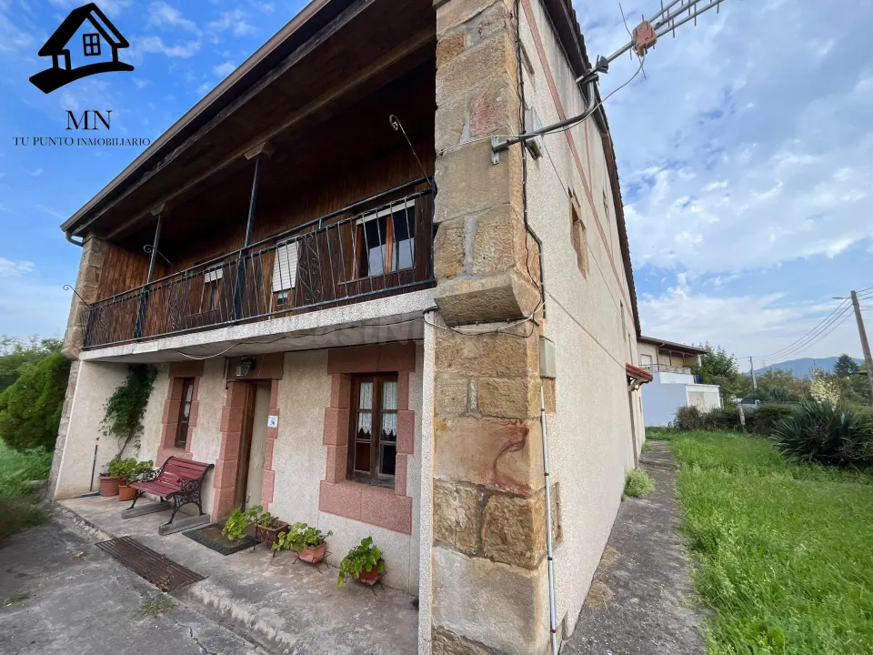 Casona Independiente Tradicional de Piedra con Balconada y Jardín Urbano en Penagos