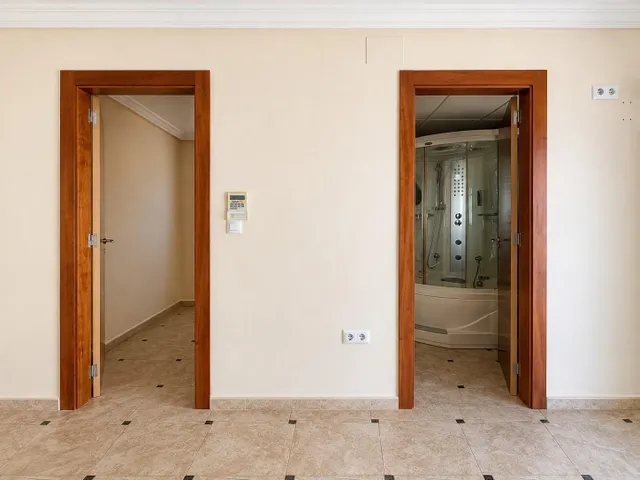 Villa independiente con piscina privada y 6 dormitorios junto a la Laguna Rosa de Torrevieja — 38