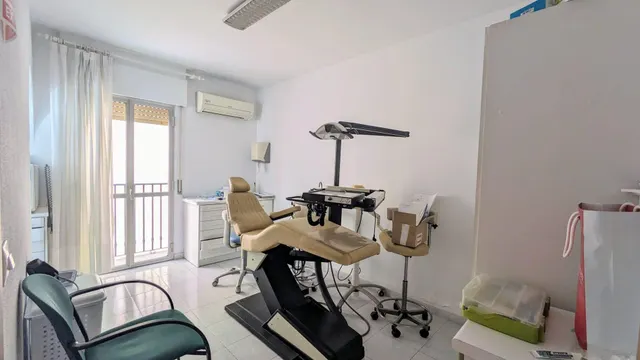 PISO EN EL CENTRO DE FUENGIROLA CON 4 DORMITORIOS APTO PARA CLÍNICA DENTAL — 4