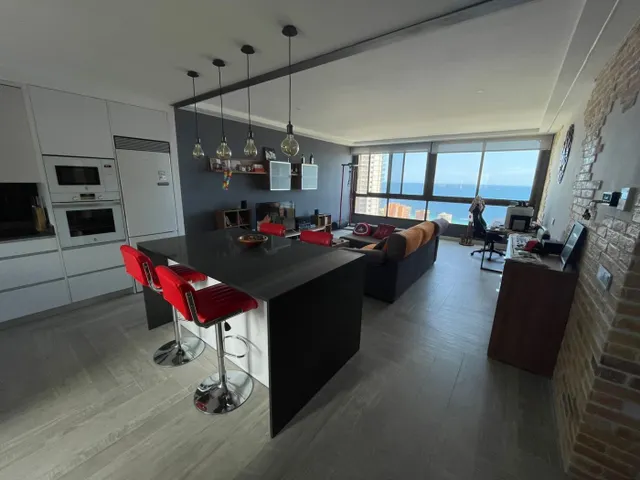Alquiler todo el año, Apart. 1 dorm. de 90 m2, salón amplio y cocina con isla, reformado, vistas mar — 22