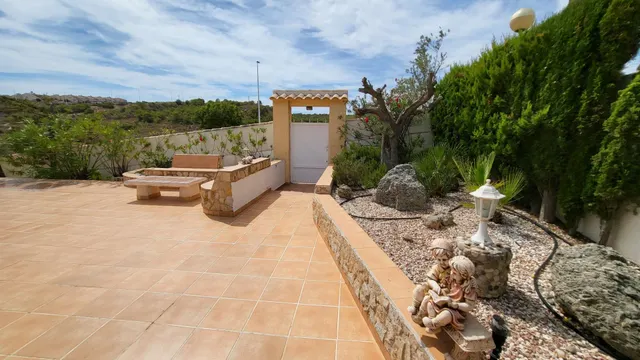 Chalet esquina de 3 Dormitorios y 3 Baños en parcela grande arreglada de 600m2 con piscina y garaje privado — 15