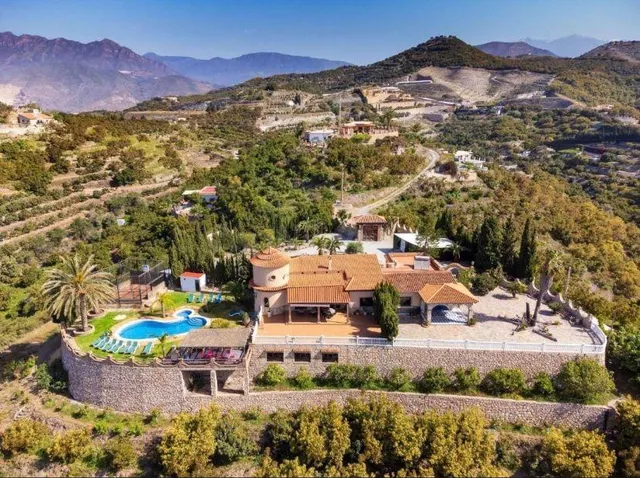 Oasis Tropical: Villa Exclusiva con Vistas al Mar.