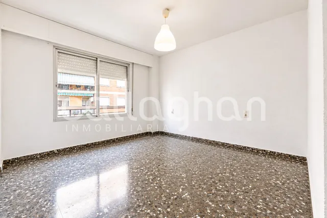 Piso con gran potencial de reforma en ruzafa – 4 habitaciones y 2 balcones — 25