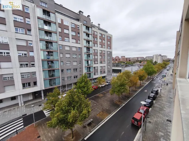 ¡TU OPORTUNIDAD EN SALBURUA! 85m2-3 habitaciones, SUR, garaje y trastero incl. - Urbanización zonas verdes  + Trastero 16m2 — 30