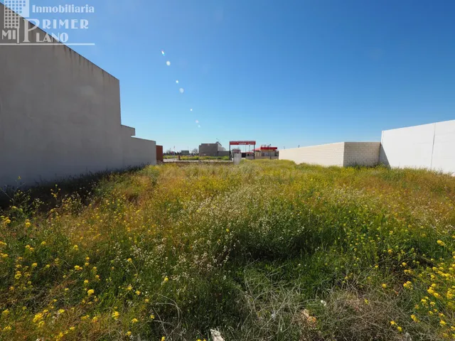 Se vende solar en el poligono 20 tomelloso con 230 m2 y 12 m