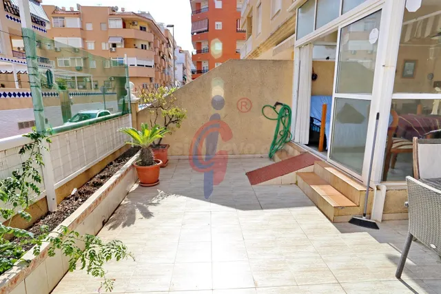 Planta baja en venta en el centro de Guardamar del Segura con gran terraza privada y piscina comunitaria — 3