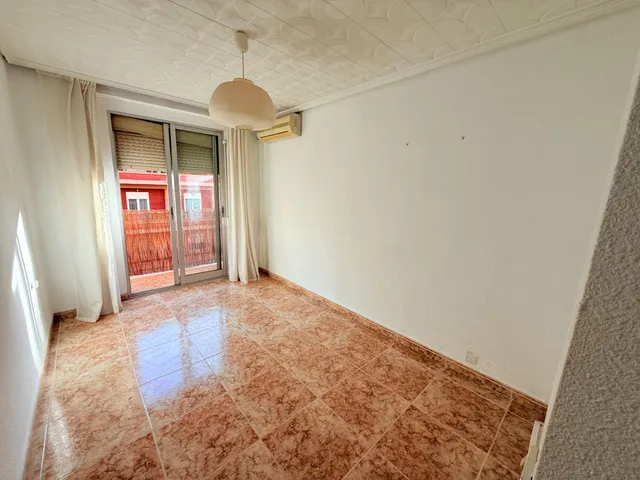 Piso en buena zona,  metro amistat, muy luminoso, a poca distancia de las universidades. — 18