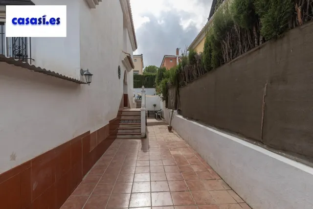 Casa independiente con piscina en La Zubia. — 34