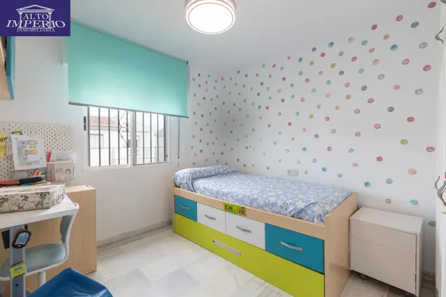 Casa independiente con piscina en La Zubia. — 24