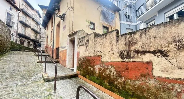 SE VENDE casa adosada OKUPA en C Rua Mayor 25 de Laredo - foto 2