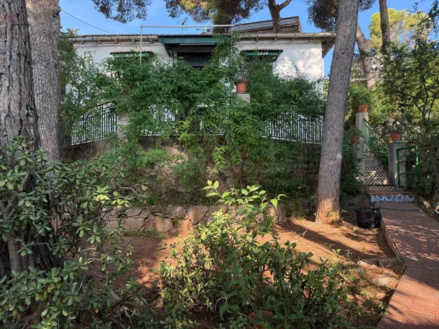 Chalet independiente con gran parcela de 831 m2 junto a las  - foto 3