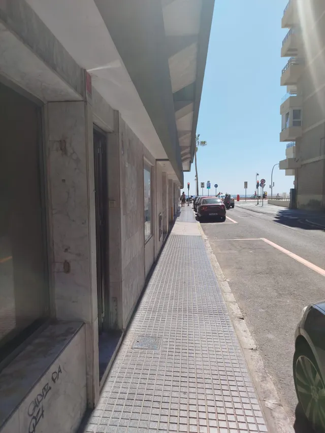 Se alquila local ideal para consulta u oficinas  entre el Hospital Puerta Del Mar y Paseo Maritimo. — 3