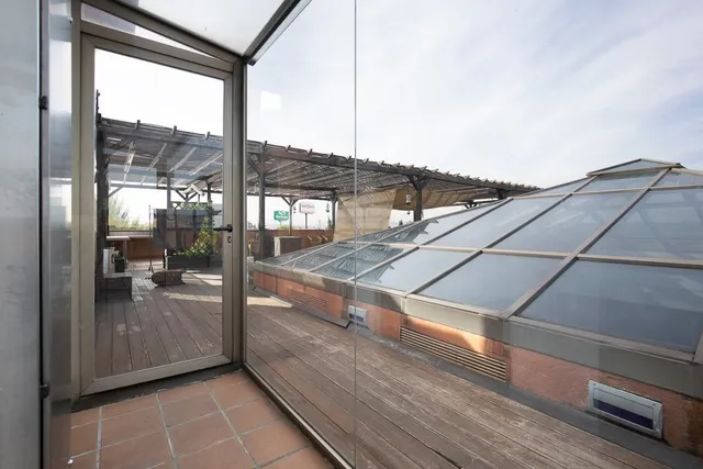 Espectacular edificio a las puertas de Granada , con un uso terciario , con 5 plantas. — 33