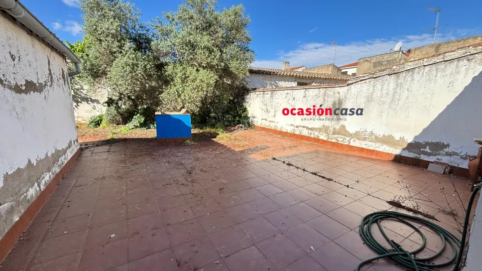 CASA CON BUEN PATIO EN LOS BLAZQUEZ