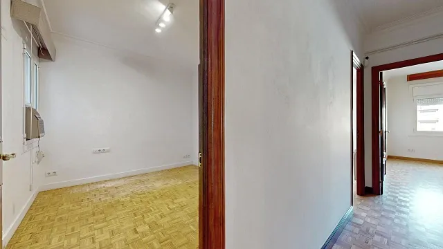 Vivienda en quinta planta con vistas panorámicas, luminosa, con 5 amplias habitaciones. — 44
