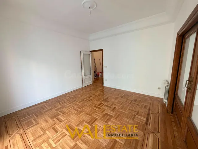 Espectacular piso de 3 dormitorios con balcón en pleno centr - foto 4
