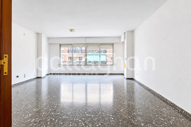 Piso con gran potencial de reforma en ruzafa – 4 habitaciones y 2 balcones — 14