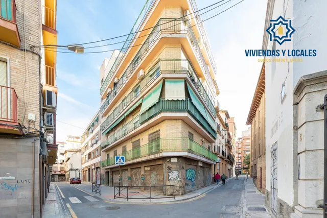 Venta de piso de 4 dormitorios y 2 baños en Granada (Zona Centro) — 6