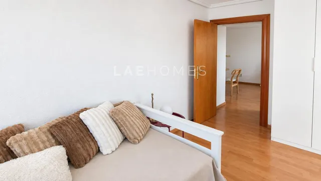 Vivienda reformada en 11ª planta con vistas panorámicas — 25
