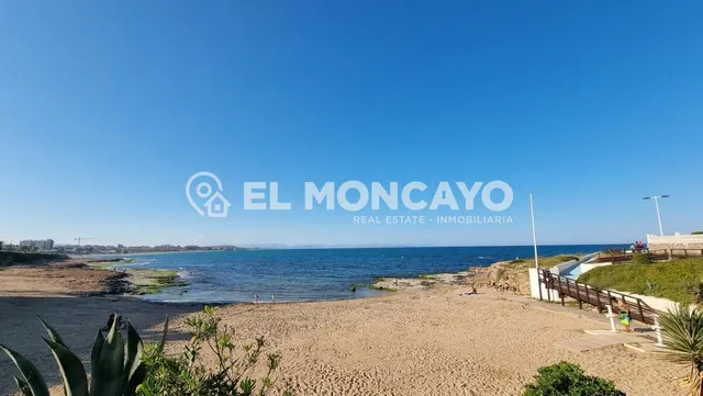 Fantástico apartamento con vistas laterales al mar en Punta Prima, Alicante, Costa Blanca — 24