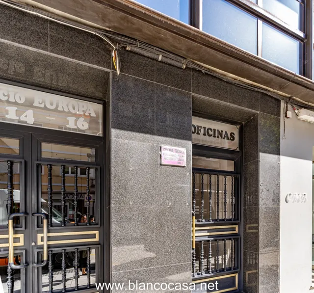 Entreplanta en venta ó alquiler C/Barcelona (Carballo) — 32