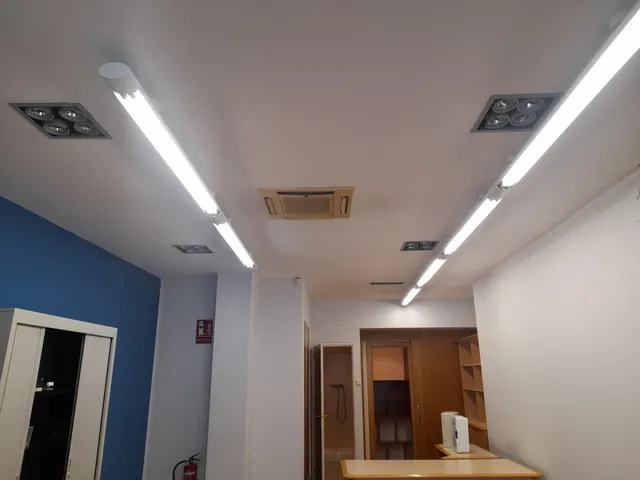 Local comercial con suelos de parquet y aire acondicionado en Cerdanyola sur — 8