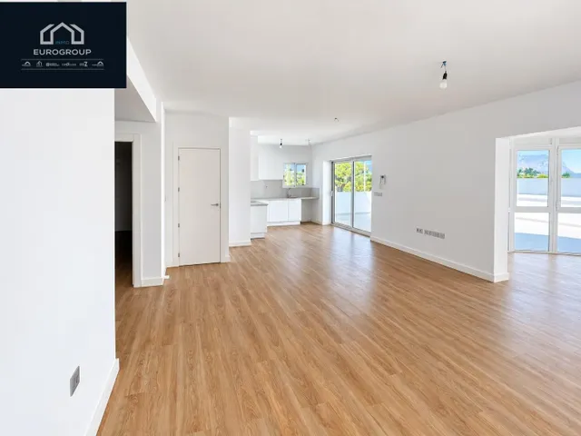 Impresionante chalet en perfecto estado, con 5 dormitorios y 3 baños, piscina privada y garaje con una parcela de 800m en el albir — 28