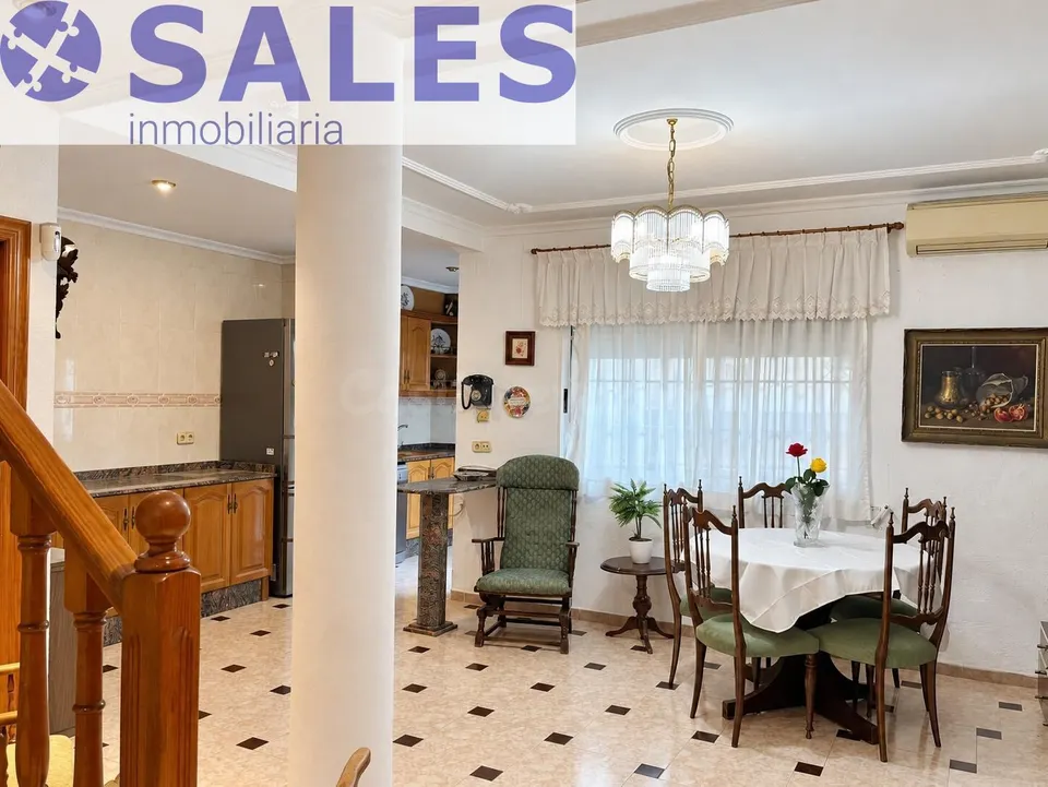 Casa adosada con terrazas, patio y buhardilla en ayora