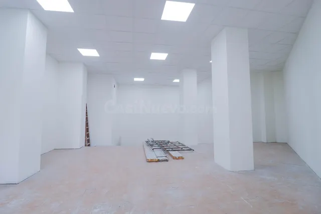 Local Comercial Insonorizado en Plaza Gaudí, Almería. — 4
