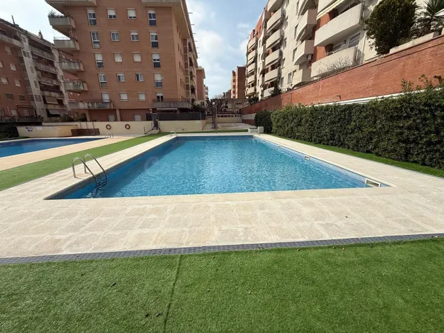 ¡¡Amplio piso con piscina comunitaria en Castelldefels!! - foto 4