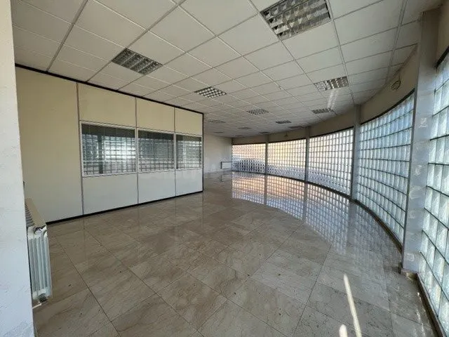 SE VENDE NAVE EN POLIGONO DE BEMBIBRE - foto 2