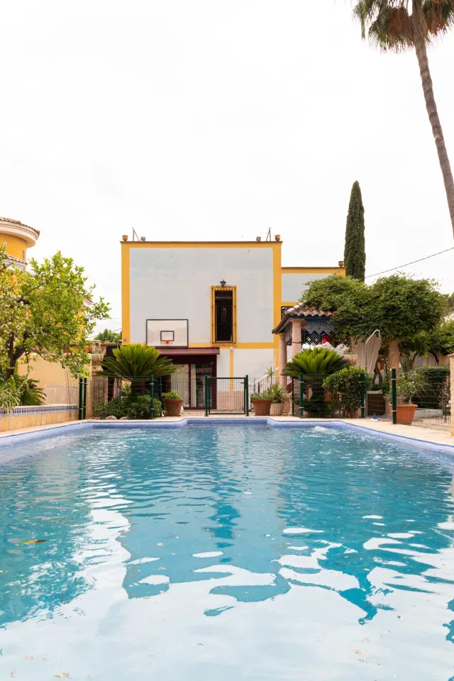 Ponemos a la venta este precioso y peculiar chalet con piscina privada. — 14