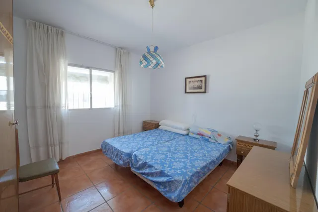 GRAN PARCELA CON VIVIENDA UNIFAMILIAR, 3 APARTAMENTOS, PISCINA Y VISTAS PANORÁMICAS EN PADUL (GRANADA) — 1.430 m2 DE TERRENO — 28
