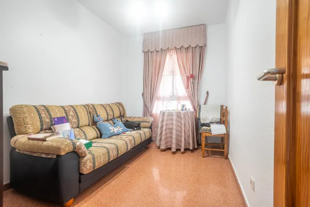 Almeria - cruz de caravaca: amplio triplex - 6 habitaciones + 3 baños + 1 aseo + garaje amplio + 2 salones + 2 cocinas + solarium — 29