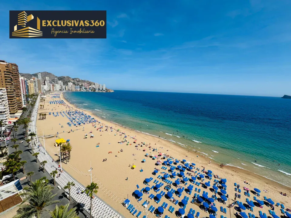 Piso de lujo en primera línea de playa Levante con 3 habitaciones y 2 baños. Exclusivas360 Benidorm