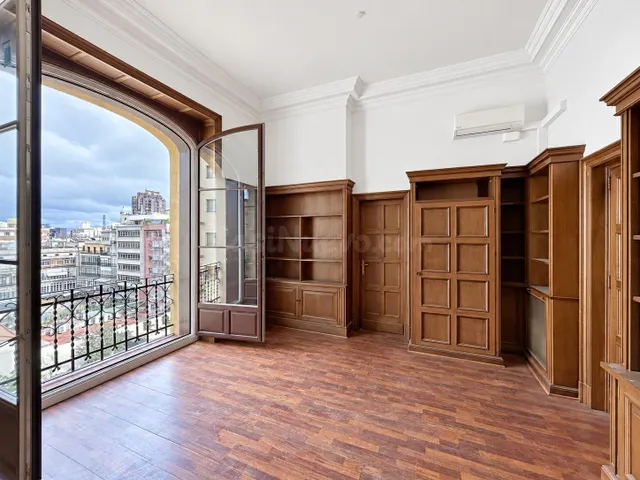 Oficina de 184 m2 con carácter y mucha luz en Passeig de Gràcia — 3