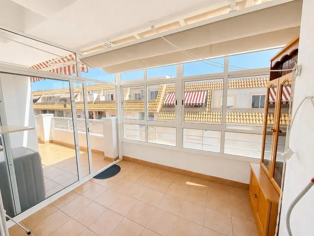 Oportunidad Ático con 3 dormitorios, 2 baños y piscina - foto 2