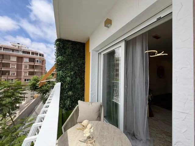 Apartamento totalmente reformado con vistas al mar y a 100 metros del puerto. con 3 dorm. 2 baños. superficie de 100 m2. — 44