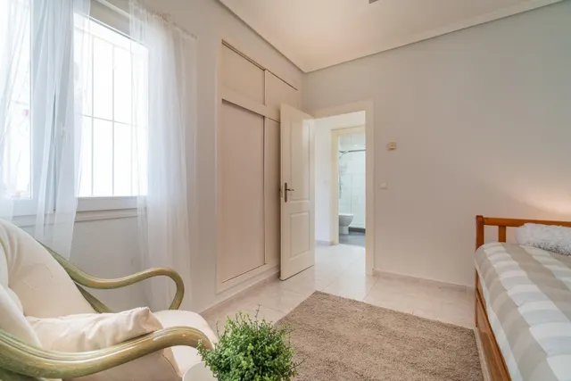 Maravillosa villa de una sola planta (aprox. 161 m2) con gran piscina privada. Cerca de colegios, del La Zenia Boulevard, ¡y a tan solo 15 minutos a pie de Playa Flamenca! — 32