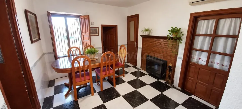 SE VENDE  CASA DE DOS ALTURAS + CASA-CUEVA REFORMADA. (EN ALBACETE)