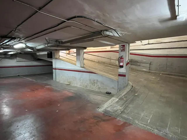 Plaza de aparcamiento en VIlanova i la Geltrú, rambla del Castell, al lado de la estación — 4